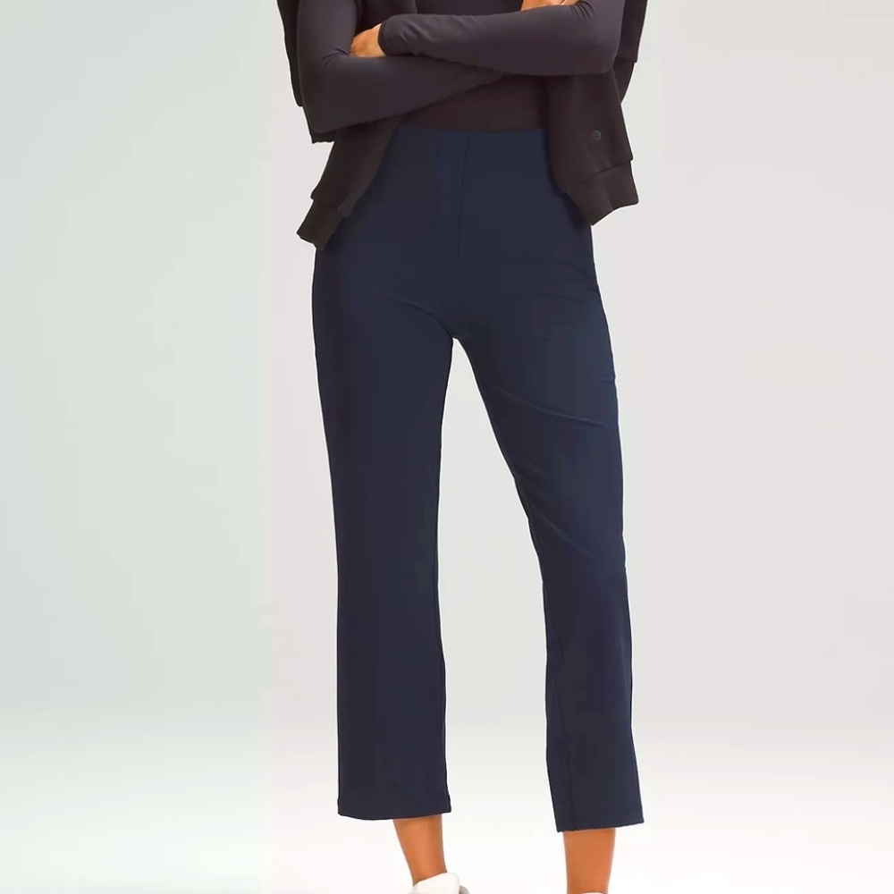 Lululemon Smooth Fit Pull-On High Rise Cropped Pant in Navy - NWT